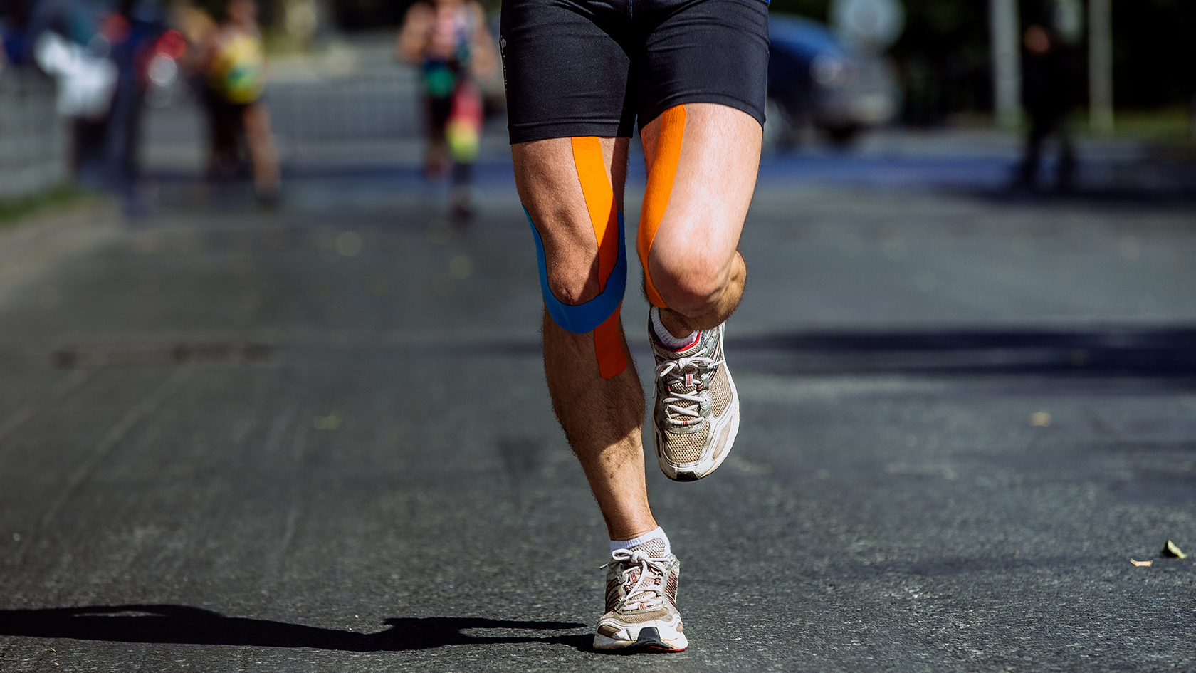 runner wearing k-tape